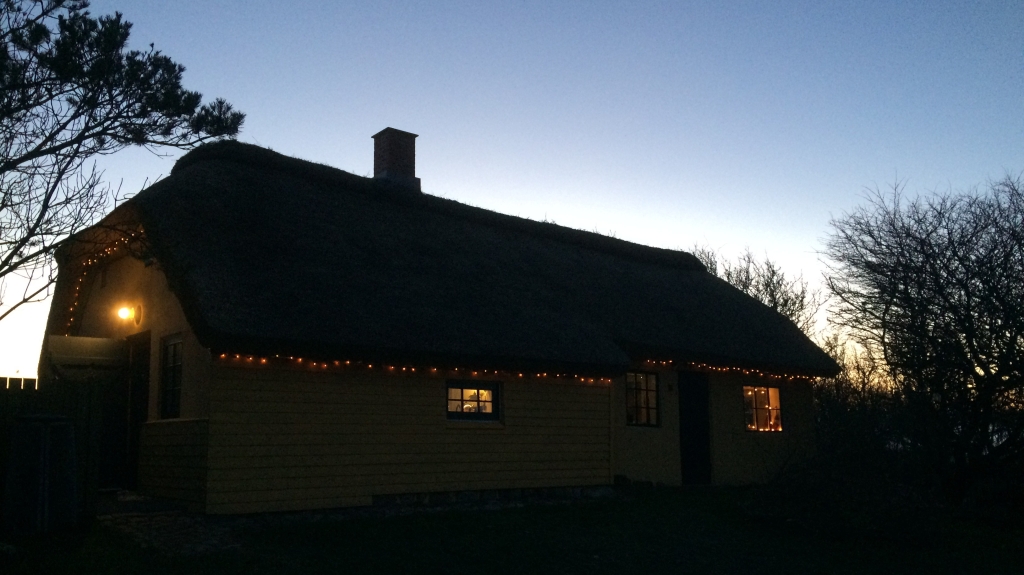 kerstverlichting, oude boerderij, rieten dak, licht in de duisternis